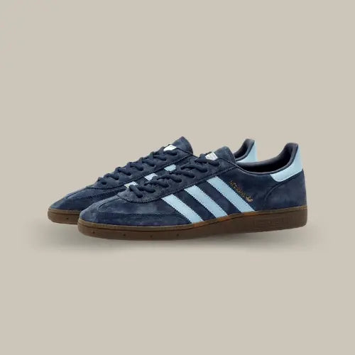 La Handball Spezial puise son inspiration dans les chaussures de handball des années 70 et 80, une époque où la mode et le sport se sont unis pour créer des looks emblématiques. L'un des attraits les plus marquants de la Handball Spezial Navy Gum est son design classique et épuré. La tige en suède bleu profond est rehaussée par les célèbres trois bandes d'Adidas dans une teinte assortie. La semelle en gomme ajoute une touche de rétro à la chaussure.