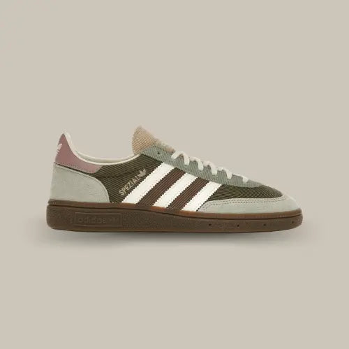 La Adidas Handball Spezial Silver Green Cream White avec sa base en corduroy vert foncé et ses empiècements en daim vert clair. On retrouve également les trois bandes blanches et un heel tab rose.
