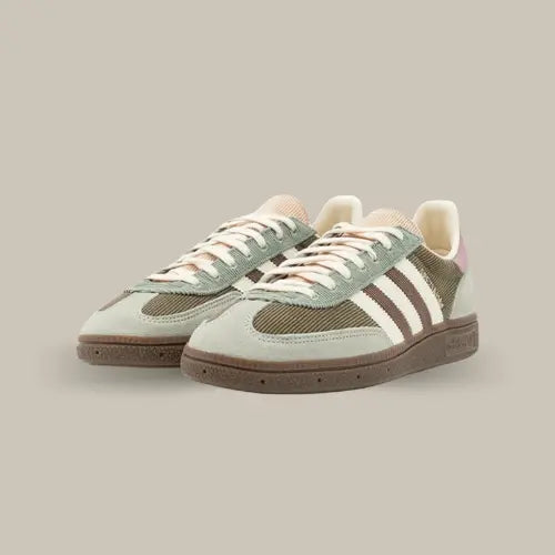 La Adidas Handball Spezial Silver Green Cream White est une véritable icône streetwear, revisitant le design rétro des modèles de handball des années 70 avec une touche moderne. Son empeigne en corduroy texturé et suède premium allie confort et élégance, tandis que les trois bandes blanches contrastent parfaitement avec les teintes vertes et marron pour un look vintage irrésistible. La semelle en gomme semi-transparente, fidèle aux modèles Spezial, assure une adhérence optimale et un confort durable.