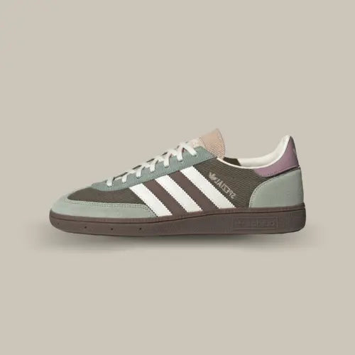 La Adidas Handball Spezial Silver Green Cream White avec sa base en corduroy vert foncé et ses empiècements en daim vert clair. On retrouve également les trois bandes blanches et un heel tab rose.