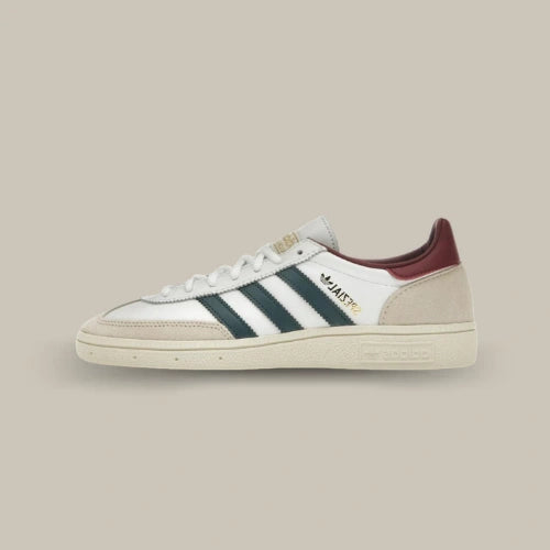 Adidas Handball Spezial White Arctic Night blanche avec 3-Stripes vert Arctic Night, talon bordeaux et détails dorés, vue de profil – disponible sur OFFSNEAKZ.