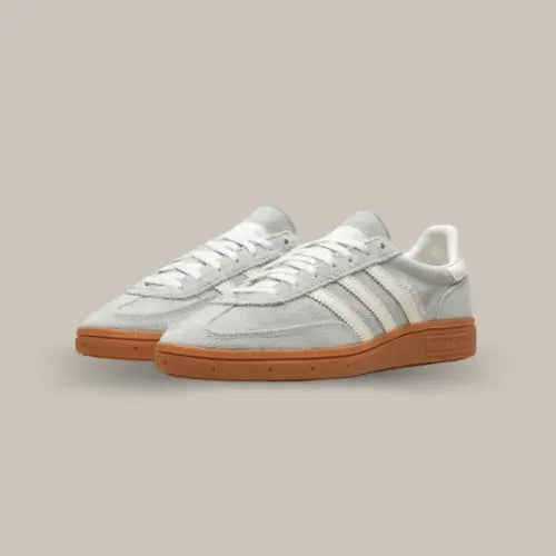 La Adidas Handball Spezial Wonder White possède une base en nubuck crème avec les trois bandes emblématiques en cuir blanc accordées au heel tab. Comme à leur habitude, le branding "Spezial" est déposé dans un coloris doré sur le panneau latéral pour une touche de luxe. La semelle en gomme vient conclure cette magnifique paire.