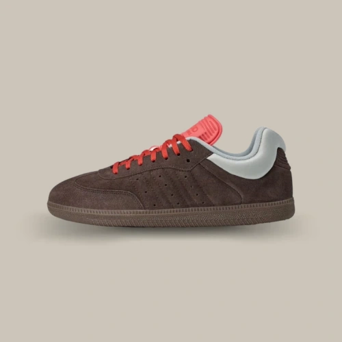 Adidas Samba x Dingyun Zhang Oxidized Brown en suède marron avec lacets Solar Red et col gris rembourré, vue de profil – disponible sur OFFSNEAKZ.