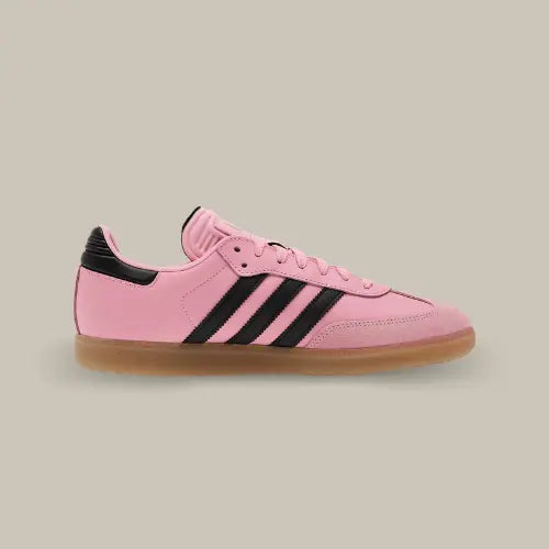 La Adidas Samba Inter Miami CF Messi Pink vue de côté avec sa base en cuir rose et ses trois bandes accordées au heel tab.