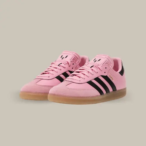 La Adidas Samba Inter Miami CF Messi Pink possède une base en cuir rose avec les trois bandes en cuir noir accordées au heel tab. On retrouve la célèbre semelle en gomme de caoutchouc qui vient conclure ce modèle inspiré du club actuel de Léo Messi, l'Inter Miami.
