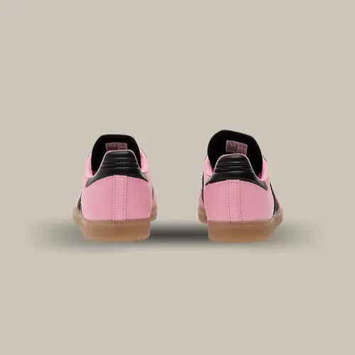 L'arrière de la Adidas Samba Inter Miami CF Messi Pink avec sa base en cuir rose et son heel tab en cuir noir.