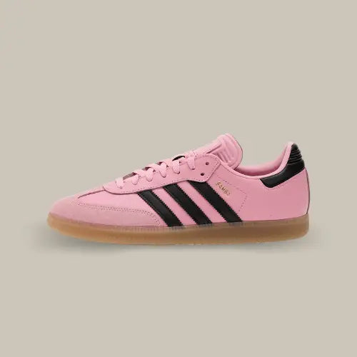 La Adidas Samba Inter Miami CF Messi Pink vue de côté avec sa base en cuir rose et ses trois bandes accordées au heel tab.