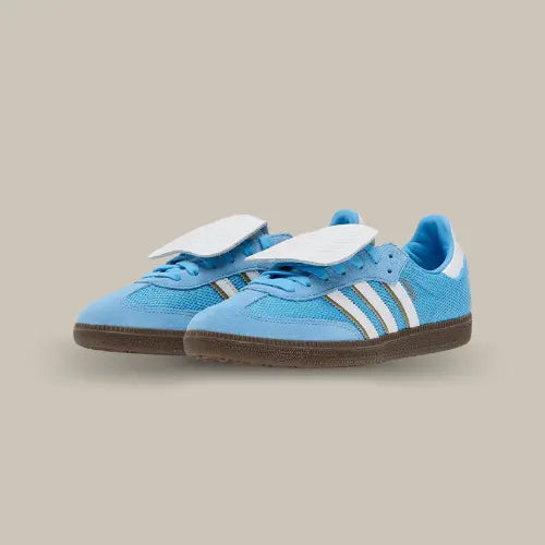 La Adidas Samba LT Semi Blue Burst possède une base en mesh bleu dans un style retro moderne. On retrouve les bandes en cuir blanc accordées au heel tab et au revers de la languette qui cache les lacets. La semelle en caoutchouc vient parfaire l'conique modèle de la marque allemande.