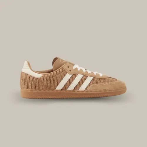 La Adidas Samba OG Cardboard de côté avec son marron couleur carton et ses trois bandes blanc crème accordé au heel tab.