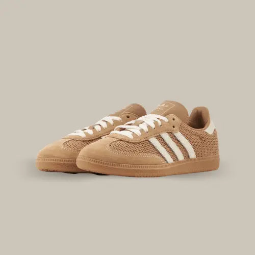 La Adidas Samba OG Cardboard possède une base en mesh avec un marron brun qui rappelle les cartons et qui s'associe très bien au cuir crème des trois bandes et du heel tab. On retrouve la semelle en caoutchouc typique de la Samba dans un marron totalement assortie à la paire.