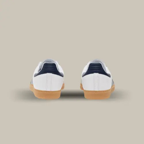 L'arrière de la Adidas Samba OG Cloud White Night Indigo Gum avec sa base en cuir balnc et son heel tab de couleur bleu nuit.