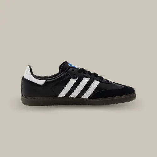 La Adidas Samba OG Core Black vue de côté avec son cuir et ses trois bandes blanches accordées au heel tab.