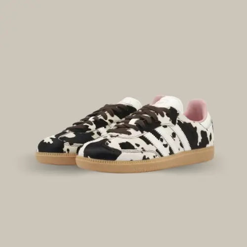 La légendaire Samba fait peau neuve avec une touche audacieuse et décalée. Cette édition Cow Print revisite l’icône des terrains avec un upper en cuir imitation vache, noir et blanc tacheté, qui ne passe pas inaperçu. Les 3 bandes blanches classiques et la semelle gomme rétro conservent l’ADN du modèle, tandis que la doublure rose pâle ajoute une note inattendue et stylée. Parfaite pour les esprits créatifs qui aiment casser les codes, la Samba OG Cow Print est une sneaker statement.