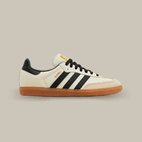 La Adidas Samba OG Cream White Sand Strata possède une base en cuir blanc cassé avec un mudguard en suède beige. On retrouve les célèbres trois bandes dans un coloris noir accordé au heel tab. Le branding Adidas de couleur doré que l'on retrouve sur la languette et au dessus des trois bandes donne une touche luxueuse à la paire. La semelle en gomme vient parfaire cette silhouette.