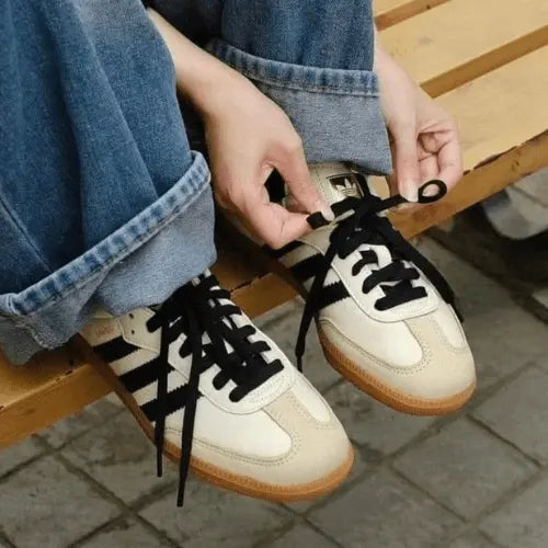 La Adidas Samba OG Cream White Sand Strata porté avec un jean bleu.