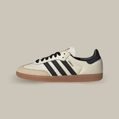 La Adidas Samba OG Cream White Sand Strata possède une base en cuir blanc cassé avec un mudguard en suède beige. On retrouve les célèbres trois bandes dans un coloris noir accordé au heel tab. Le branding Adidas de couleur doré que l'on retrouve sur la languette et au dessus des trois bandes donne une touche luxueuse à la paire. La semelle en gomme vient parfaire cette silhouette.