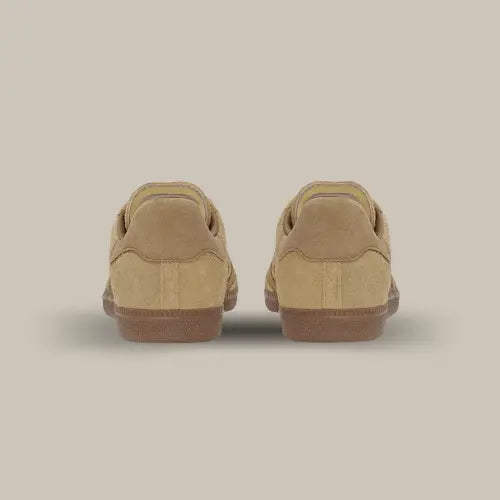 L'arrière de la Adidas Samba OG JJJJound Mesa avec une base e, hairy suède marron et le heel tab ton sur ton.