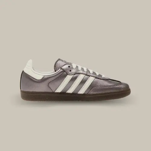La Adidas Samba OG Metallic Purple vue de côté avec sa base en cuir argenté et ses trois bandes blanches accordées au heel tab.