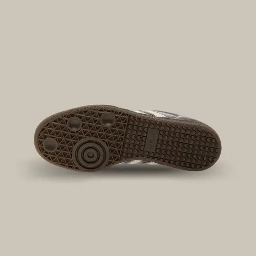 La semelle de la Adidas Samba OG Metallic Purple en gomme de caoutchouc marron foncé.
