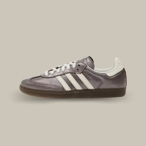 La Adidas Samba OG Metallic Purple vue de côté avec sa base en cuir argenté et ses trois bandes blanches accordées au heel tab.