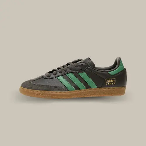 La Adidas Samba OG "Shadow Olive Green" est une variante spécifique du modèle classique de Adidas, qui est l'une des chaussures les plus emblématiques de la marque aux trois bandes. La Samba a été initialement conçue dans les années 1950 comme une chaussure de football destinée à aider les joueurs à s'entraîner sur des terrains gelés, mais elle a rapidement transcendé son usage sportif initial pour devenir une icône de la mode streetwear.