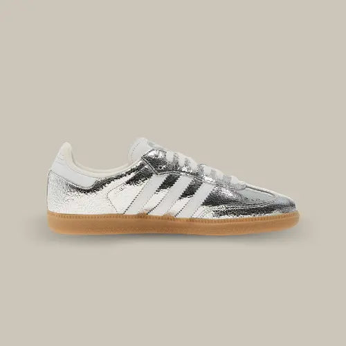 La Adidas Samba OG Silver Metallic Cracked Leather vue de côté avec sa base en cuir argenté et ses trois bandes blanches accordées au heel tab.