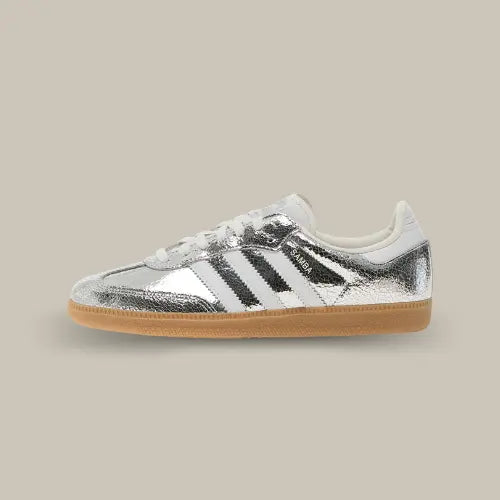 La Adidas Samba OG Silver Metallic Cracked Leather vue de côté avec sa base en cuir argenté et ses trois bandes blanches accordées au heel tab.