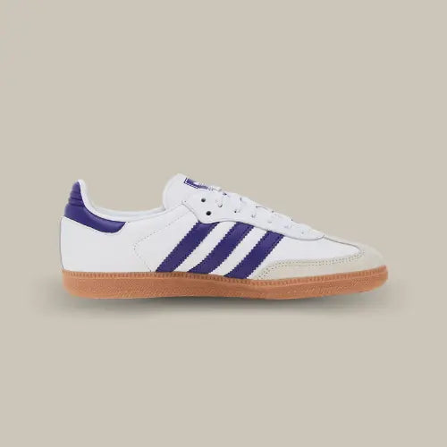 La Adidas Samba OG White Energy Ink Gum de côté avec son cuir balnc et ses trois bandes en cuir violet accordé au heel tab et au branding..