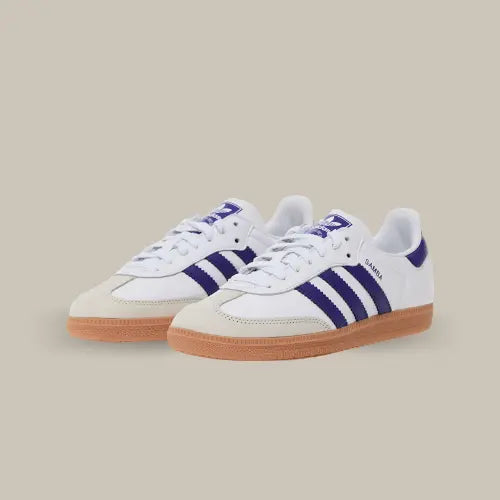 La Adidas Samba OG White Energy Ink Gum possède une base en cuir blanc avec un mudguard en suède beige. On retrouve les trois bandes en cuir violet accordé au heel tab et au branding. Une semelle en gomme de caoutchouc vient conclure cette magnifique paire.