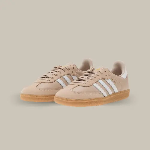 Découvrez la Adidas Samba OG Wonder Taupe, la sneaker iconique revisitée pour un style chic et épuré ! Avec son coloris taupe élégant et ses bandes blanches contrastantes, cette paire est la fusion parfaite entre tradition et modernité. Confortable et résistante grâce à sa semelle en gomme, elle est idéale pour un look urbain sans compromis. Inspirée des terrains de football, la Samba OG garde son ADN rétro tout en se modernisant avec une teinte subtile et raffinée.