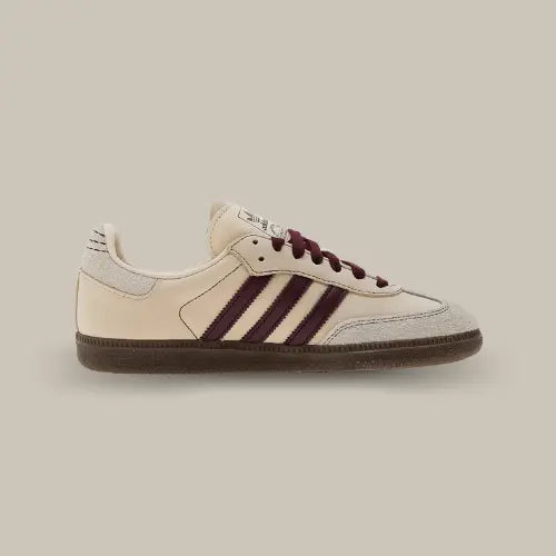 La Adidas Samba OG Wonder White Maroon avec sa tige beige et ses trois bandes bordeaux.