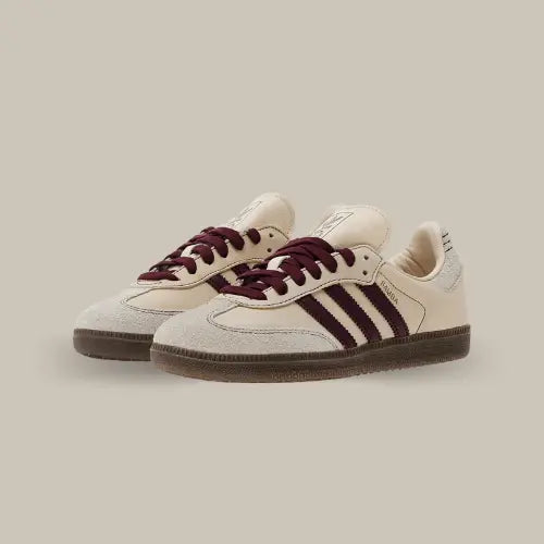 La Adidas Samba continue de régner en maître parmi les sneakers emblématiques, et cette version beige avec ses trois bandes bordeaux est un must-have pour tout collectionneur. Alliant un look vintage à une touche moderne, cette silhouette intemporelle est parfaite pour un style casual ou streetwear. Avec sa tige en cuir et en suède, elle assure confort et durabilité tout au long de la journée. En vente sur Offsneakz, ne manquez pas cette opportunité d’ajouter une paire de Adidas Samba à votre rotation.
