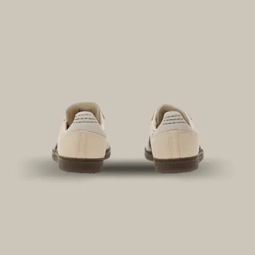 L'arrière de la Adidas Samba OG Wonder White Maroon avec sa base beige et son heel tab en suède blanc.