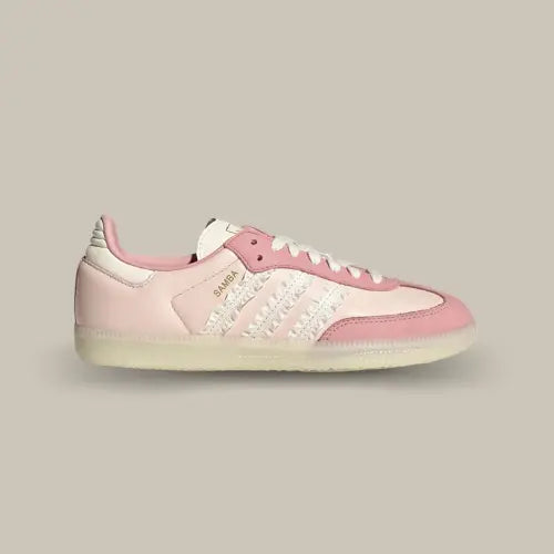 Adidas Samba Ruffle Stripes Pack Wonder Mauve – côté intérieur de la sneaker rose pâle avec bandes blanches plissées, modèle tendance femme disponible sur Offsneakz.