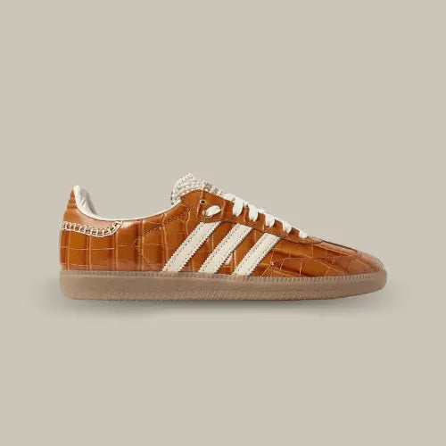 La Adidas Samba Wales Bonner Brown Croc vue de côté avec base en cuir verni marron clair en motif croco et ses trois bandes blanches.