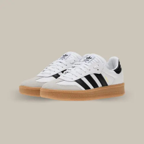 La Adidas Samba XLG White Black Gum possède une base en cuir blanc premium accordée au mudguard en suède blanc et les trois mythiques bandes blanches en cuir noir accompagnées de l'inscription Samba en dorée. La célèbre semelle en gomme se retrouve plus épaisse qu'à l'habitude donnant un look tendance à cette silhouette défiant le temps.