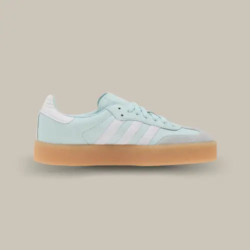 La Adidas Sambae Almost Blue de côté avec sa base en cuir bleu accordé au trois bandes et sa semelle épaisse en caoutchouc.