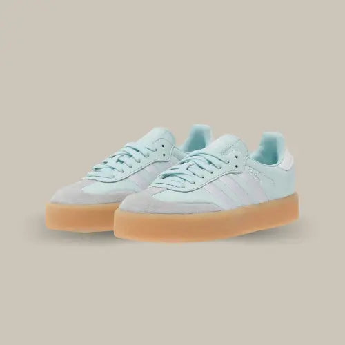 La Adidas Sambae Almost Blue possède une base en cuir bleu avec le mudguard en daim et les trois bandes ton sur ton. On retrouve un heel tab blanc et la semelle épaisse en gomme de caoutchouc caractéristique de la Sambae.