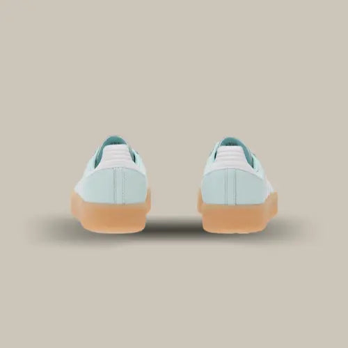 L'arrière de la Adidas Sambae Almost Blue avec sa base en cuir bleu et son heel tab blanc.