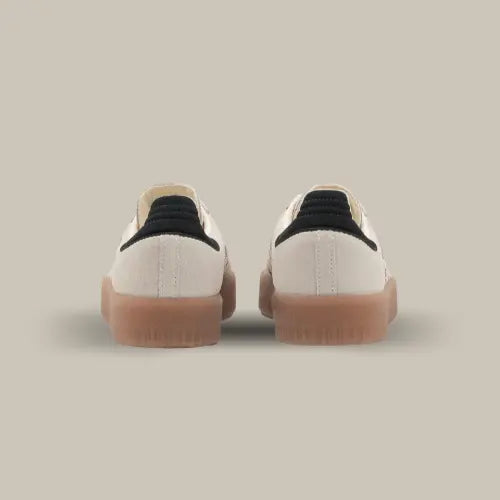 L'arrière de la Adidas Sambae Leopard OFF-WHITE avec son cuir beige, sa semelle en gomme de caoutchouc surélevée et son heel tab noir.