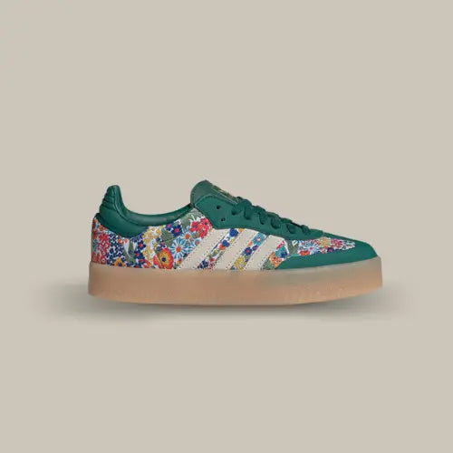 La Adidas Sambae Liberty London Collegiate Green vue de côté avec sa base floral inspiré par la marque Liberty London et ses empiècements verts.