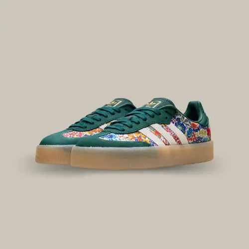 Fusion parfaite entre héritage sportif et élégance florale, la Adidas Sambae Liberty London Collegiate Green revisite la légendaire silhouette Samba dans une version audacieuse et poétique. Habillée d’un cuir vert profond et d’un tissu brodé aux motifs Liberty London multicolores, cette paire incarne le meilleur du savoir-faire britannique appliqué à une icône de Adidas. Les célèbres trois bandes crème, la semelle gum translucide surdimensionnée et le branding doré « SAMBA » offrent un contraste raffiné.