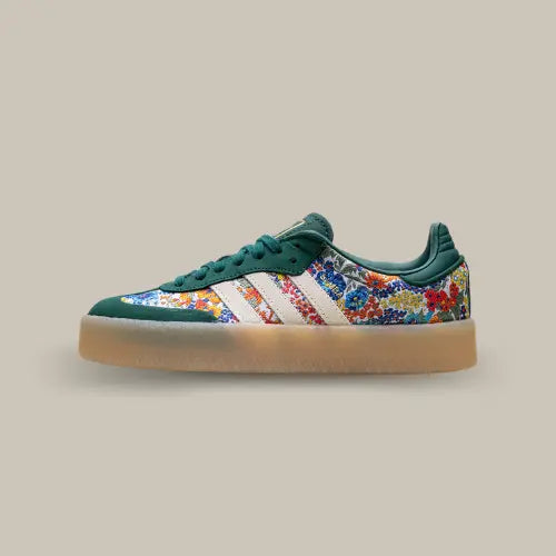 La Adidas Sambae Liberty London Collegiate Green vue de côté avec sa base floral inspiré par la marque Liberty London et ses empiècements verts.