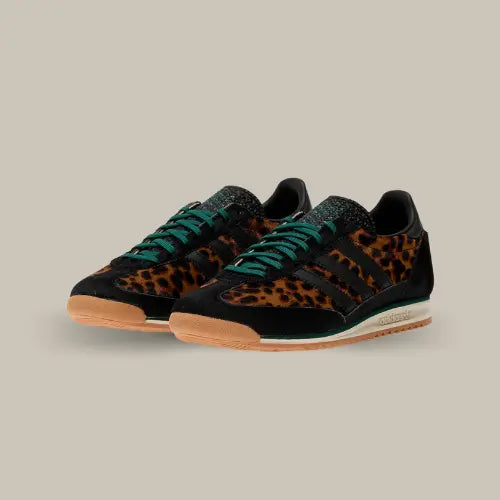 Audacieuse, féroce et ultra stylée, la Adidas SL 72 OG Leopard Print Collegiate Green revisite l’héritage running des années 70 avec une touche animale irrésistible. Ce modèle mixe un imprimé léopard saisissant et des empiècements en suède noir poilu, sublimés par des lacets vert émeraude qui injectent une vraie personnalité. La semelle en gomme classique et le logo Adidas Originals apportent la touche rétro parfaite.