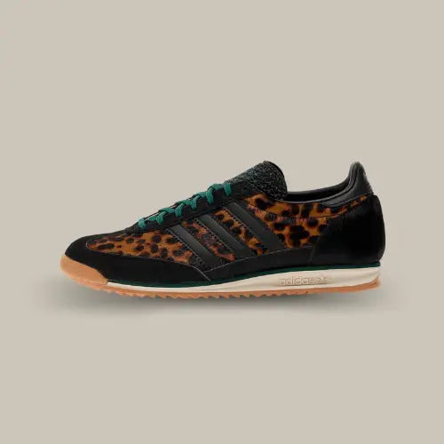 La Adidas SL 72 OG Leopard Print Collegiate Green vue de côté avec sa base en leopard et ses empiècements en daim noir accordé aux trois bandes et au heel tab.