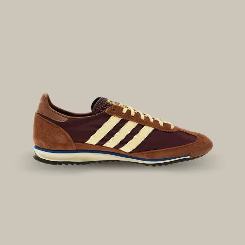 La Adidas SL 72 OG Preloved Brown vue de côté avec sa base de couleur marron composé de daim et de cuir et ses trois bandes crème.