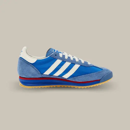 La Adidas SL 72 RS Blue Scarlet vue de côté avec sa base en nlon bleu et ses trois bandes blanches accordées au heel tab.