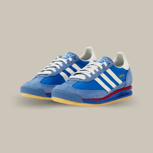 La Adidas SL 72 RS Blue Scarlet fait revivre toute l'énergie rétro des années 70 avec une touche contemporaine parfaite pour les amateurs de style vintage. Dotée d'une tige légère en nylon bleu éclatant, rehaussée de superpositions en suède doux et des emblématiques trois bandes blanches, cette sneaker emblématique garantit un look dynamique et intemporel. Sa semelle intermédiaire bicolore rouge et bleue, combinée à une semelle extérieure en gomme, assure une excellente adhérence.