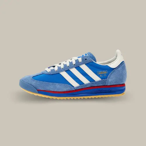 La Adidas SL 72 RS Blue Scarlet vue de côté avec sa base en nlon bleu et ses trois bandes blanches accordées au heel tab.