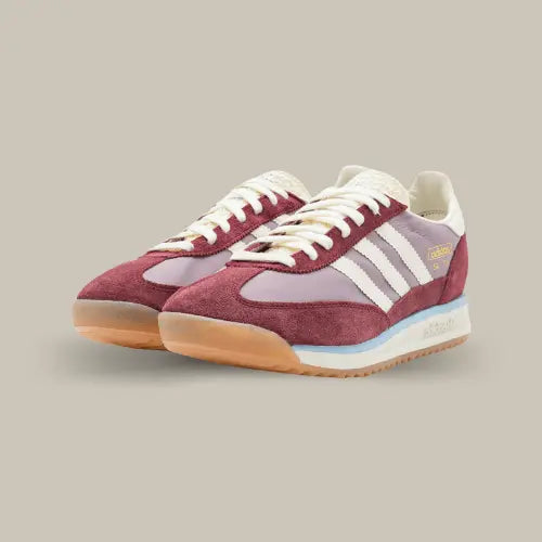 La Adidas SL 72 RS Preloved Fig Off White revisite l'iconique silhouette rétro avec une touche de modernité. Cette sneaker arbore un mix de couleurs prune et blanc cassé, créant un contraste élégant et intemporel. Conçue avec une tige en nylon et en suède premium, elle allie légèreté et confort. La semelle intercalaire en EVA apporte un amorti optimal, tandis que la semelle extérieure en gomme offre une adhérence idéale.